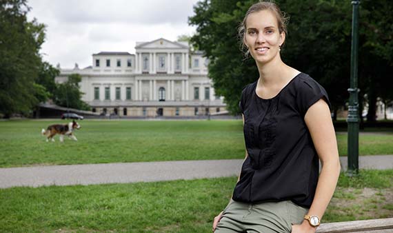Maria Klever voor het provinciehuis